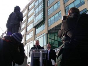 Cellphone-Statue-Unveiled