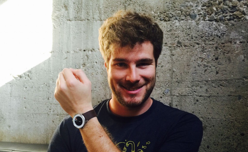 Pebble's Eric Migicovski show off the latest Pebble Time Round, which is the thinnest smartwatch in the market right now