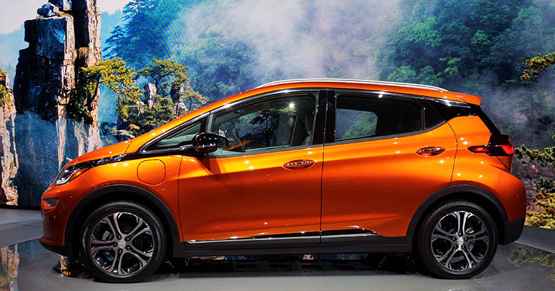 The 2017 Chevy Bolt EV promises 320 kilometer full-electric range and comes to Canada later this year