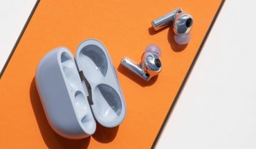 earbuds and case