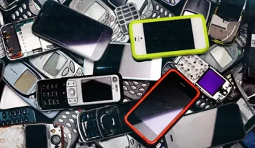 multiple cellphones and smartphones in a pile